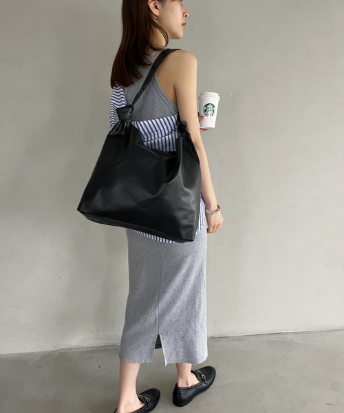 thank U more（サンキューモア）の「フェイクレザー　ショルダーバッグ【オフィスにも使える♪】（ショルダーバッグ・レディース・ブラック/ベージュ/ブラウン/ホワイト・FREE）」の3枚目の写真