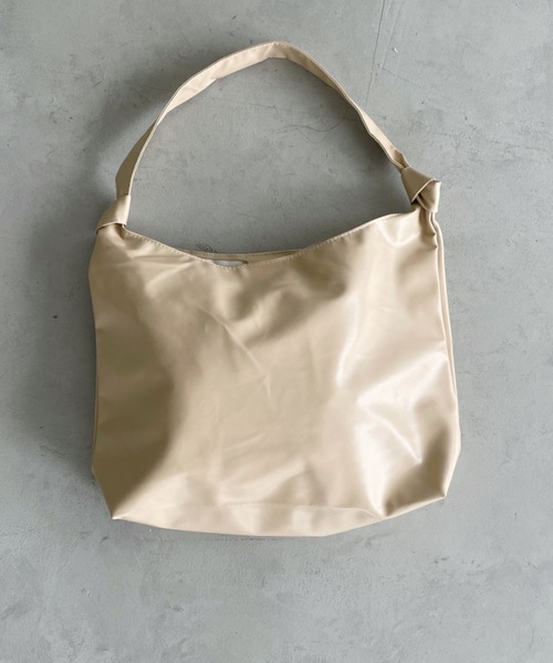 thank U more（サンキューモア）の「フェイクレザー　ショルダーバッグ【オフィスにも使える♪】（ショルダーバッグ・レディース・ブラック/ベージュ/ブラウン/ホワイト・FREE）」の19枚目の写真