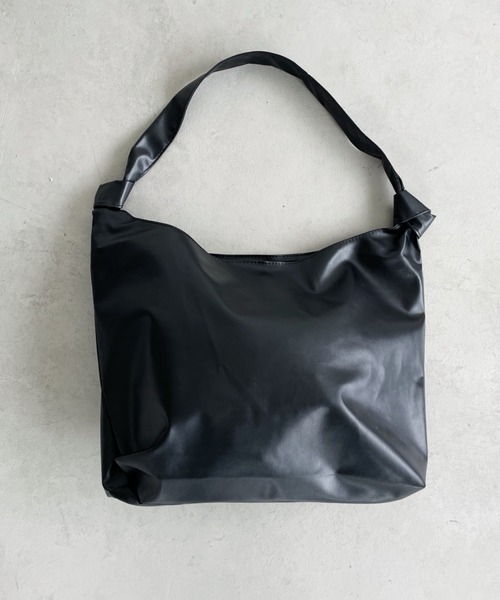 thank U more（サンキューモア）の「フェイクレザー　ショルダーバッグ【オフィスにも使える♪】（ショルダーバッグ・レディース・ブラック/ベージュ/ブラウン/ホワイト・FREE）」の11枚目の写真