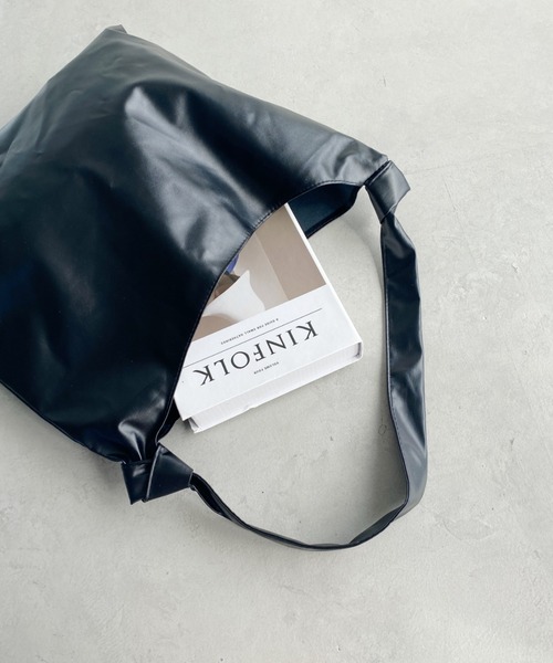 thank U more（サンキューモア）の「フェイクレザー　ショルダーバッグ【オフィスにも使える♪】（ショルダーバッグ・レディース・ブラック/ベージュ/ブラウン/ホワイト・FREE）」の7枚目の写真