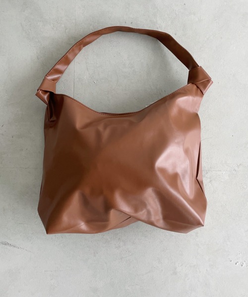 thank U more（サンキューモア）の「フェイクレザー　ショルダーバッグ【オフィスにも使える♪】（ショルダーバッグ・レディース・ブラック/ベージュ/ブラウン/ホワイト・FREE）」の14枚目の写真