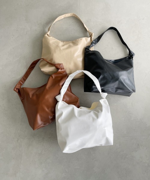 thank U more（サンキューモア）の「フェイクレザー　ショルダーバッグ【オフィスにも使える♪】（ショルダーバッグ・レディース・ブラック/ベージュ/ブラウン/ホワイト・FREE）」の17枚目の写真