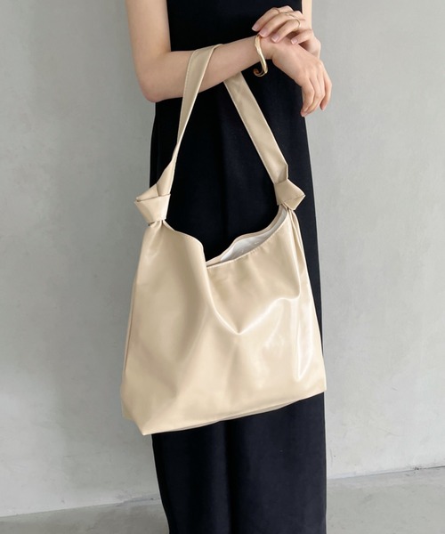 thank U more（サンキューモア）の「フェイクレザー　ショルダーバッグ【オフィスにも使える♪】（ショルダーバッグ・レディース・ブラック/ベージュ/ブラウン/ホワイト・FREE）」の22枚目の写真