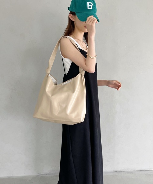 thank U more（サンキューモア）の「フェイクレザー　ショルダーバッグ【オフィスにも使える♪】（ショルダーバッグ・レディース・ブラック/ベージュ/ブラウン/ホワイト・FREE）」の20枚目の写真