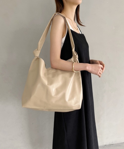 thank U more（サンキューモア）の「フェイクレザー　ショルダーバッグ【オフィスにも使える♪】（ショルダーバッグ・レディース・ブラック/ベージュ/ブラウン/ホワイト・FREE）」の18枚目の写真