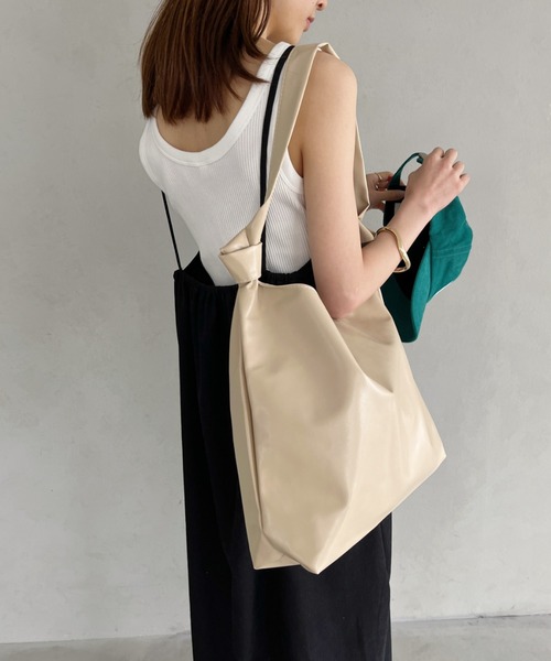 thank U more（サンキューモア）の「フェイクレザー　ショルダーバッグ【オフィスにも使える♪】（ショルダーバッグ・レディース・ブラック/ベージュ/ブラウン/ホワイト・FREE）」の10枚目の写真