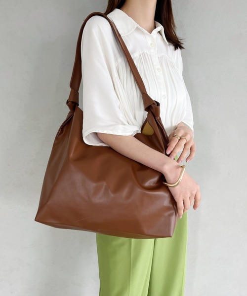 thank U more（サンキューモア）の「フェイクレザー　ショルダーバッグ【オフィスにも使える♪】（ショルダーバッグ・レディース・ブラック/ベージュ/ブラウン/ホワイト・FREE）」の6枚目の写真