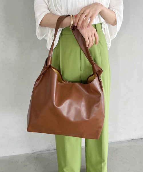 thank U more（サンキューモア）の「フェイクレザー　ショルダーバッグ【オフィスにも使える♪】（ショルダーバッグ・レディース・ブラック/ベージュ/ブラウン/ホワイト・FREE）」の13枚目の写真