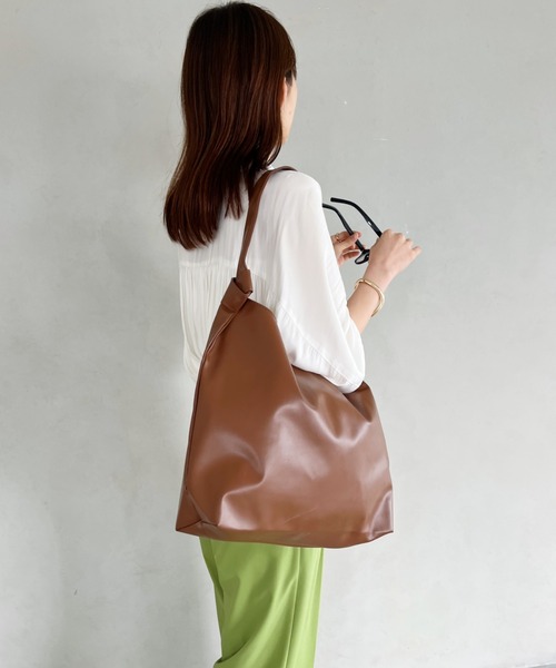 thank U more（サンキューモア）の「フェイクレザー　ショルダーバッグ【オフィスにも使える♪】（ショルダーバッグ・レディース・ブラック/ベージュ/ブラウン/ホワイト・FREE）」の16枚目の写真