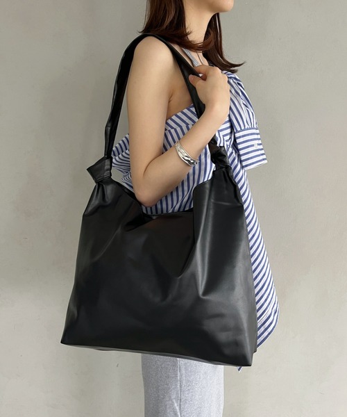 thank U more（サンキューモア）の「フェイクレザー　ショルダーバッグ【オフィスにも使える♪】（ショルダーバッグ・レディース・ブラック/ベージュ/ブラウン/ホワイト・FREE）」の21枚目の写真