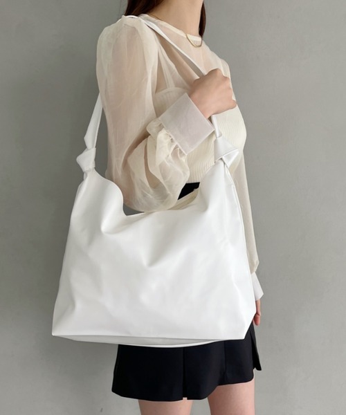 thank U more（サンキューモア）の「フェイクレザー　ショルダーバッグ【オフィスにも使える♪】（ショルダーバッグ・レディース・ブラック/ベージュ/ブラウン/ホワイト・FREE）」の5枚目の写真