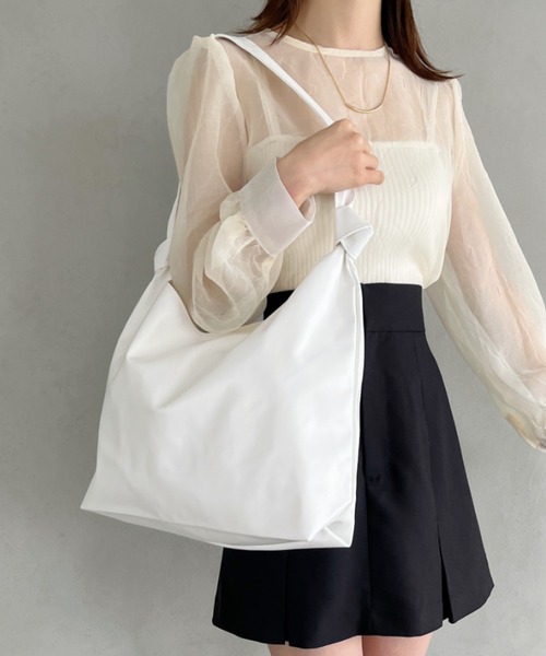 thank U more（サンキューモア）の「フェイクレザー　ショルダーバッグ【オフィスにも使える♪】（ショルダーバッグ・レディース・ブラック/ベージュ/ブラウン/ホワイト・FREE）」の12枚目の写真