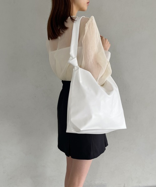 thank U more（サンキューモア）の「フェイクレザー　ショルダーバッグ【オフィスにも使える♪】（ショルダーバッグ・レディース・ブラック/ベージュ/ブラウン/ホワイト・FREE）」の15枚目の写真