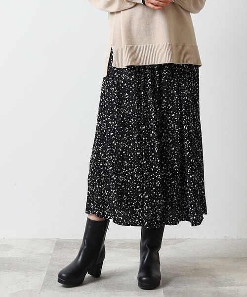 DRESKIP（ドレスキップ）の「◆楽してきれい見えが叶う！ サテンフレア ワイドスカーチョ（その他パンツ・レディース・チャコールグレー/ライトグレー/ブラック系/ベージュ系その他/グリーン・02/03）」の2枚目の写真