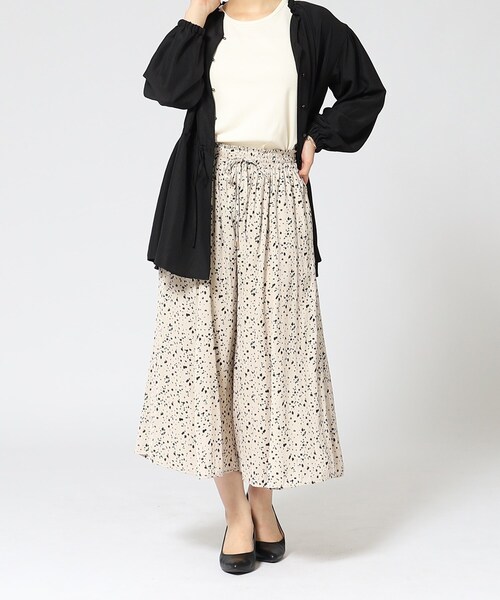 DRESKIP（ドレスキップ）の「◆楽してきれい見えが叶う！ サテンフレア ワイドスカーチョ（その他パンツ・レディース・チャコールグレー/ライトグレー/ブラック系/ベージュ系その他/グリーン・02/03）」の4枚目の写真