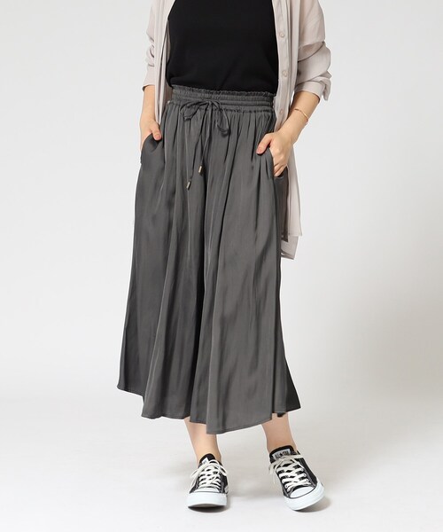 DRESKIP（ドレスキップ）の「◆楽してきれい見えが叶う！ サテンフレア ワイドスカーチョ（その他パンツ・レディース・チャコールグレー/ライトグレー/ブラック系/ベージュ系その他/グリーン・02/03）」の3枚目の写真