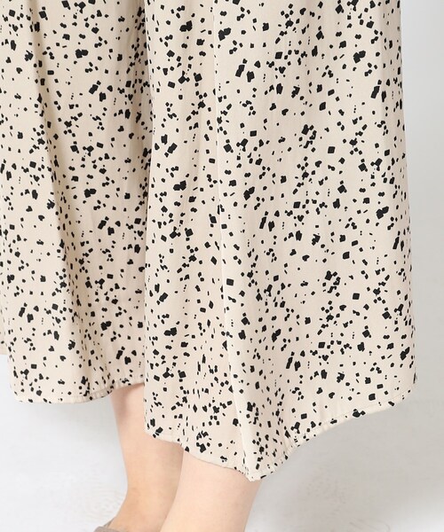 DRESKIP（ドレスキップ）の「◆楽してきれい見えが叶う！ サテンフレア ワイドスカーチョ（その他パンツ・レディース・チャコールグレー/ライトグレー/ブラック系/ベージュ系その他/グリーン・02/03）」の20枚目の写真