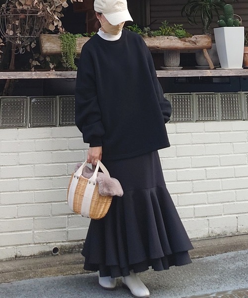 JUNOAH（ジュノア）の「バックスリットパールスウェット（スウェット・レディース・ネイビー/ベージュ/ブラック・X-LARGE/LARGE/MEDIUM）」の12枚目の写真