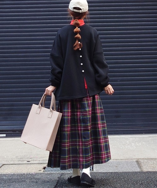 JUNOAH（ジュノア）の「バックスリットパールスウェット（スウェット・レディース・ネイビー/ベージュ/ブラック・X-LARGE/LARGE/MEDIUM）」の13枚目の写真