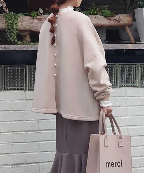 JUNOAH（ジュノア）の「バックスリットパールスウェット（スウェット・レディース・ネイビー/ベージュ/ブラック・X-LARGE/LARGE/MEDIUM）」の14枚目の写真