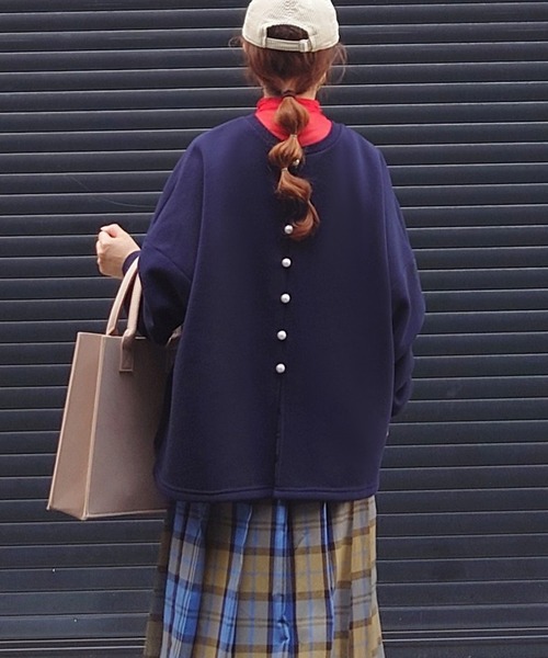 JUNOAH（ジュノア）の「バックスリットパールスウェット（スウェット・レディース・ネイビー/ベージュ/ブラック・X-LARGE/LARGE/MEDIUM）」の6枚目の写真