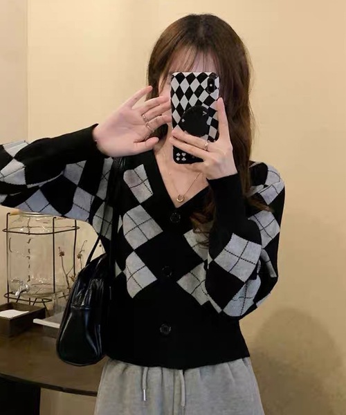 shopnikoniko（ショップニコニコ）の「ショート丈 アーガイルチェック柄 ニットカーディガン（カーディガン/ボレロ・レディース・ブラック・フリー）」の4枚目の写真