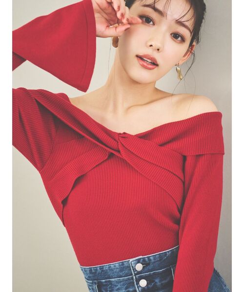 dazzlin（ダズリン）の「ツイストクロスニットトップス（ニット/セーター・レディース・ピンク/チャコールグレー/オフホワイト/シルバー/レッド・FREE）」の6枚目の写真