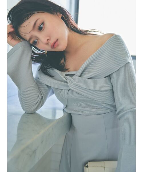 dazzlin（ダズリン）の「ツイストクロスニットトップス（ニット/セーター・レディース・ピンク/チャコールグレー/オフホワイト/シルバー/レッド・FREE）」の7枚目の写真