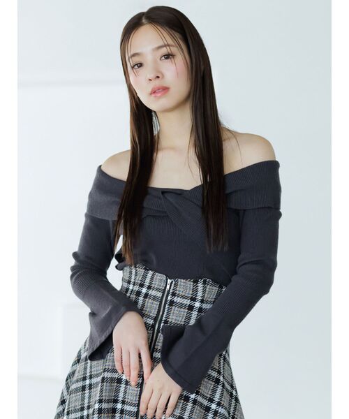 dazzlin（ダズリン）の「ツイストクロスニットトップス（ニット/セーター・レディース・ピンク/チャコールグレー/オフホワイト/シルバー/レッド・FREE）」の10枚目の写真