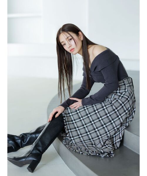 dazzlin（ダズリン）の「ツイストクロスニットトップス（ニット/セーター・レディース・ピンク/チャコールグレー/オフホワイト/シルバー/レッド・FREE）」の11枚目の写真