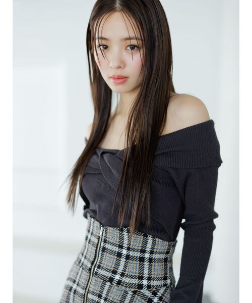 dazzlin（ダズリン）の「ツイストクロスニットトップス（ニット/セーター・レディース・ピンク/チャコールグレー/オフホワイト/シルバー/レッド・FREE）」の13枚目の写真