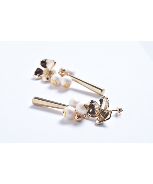 tone（トーン）の「【Astyle】flower×マットパールピアス(MA)（ピアス（両耳用）・レディース・ゴールド・FREE）」の2枚目の写真