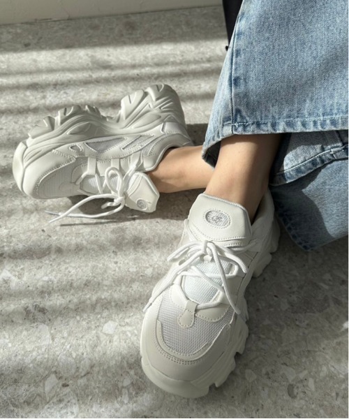 OLIVE des OLIVE(オリーブデオリーブ)の「厚底綿サテンリボンスニーカー 1041130020(スニーカー・レディース・ブラック/ホワイト/シルバー・SMALL/LARGE/MEDIUM)」の2枚目の写真