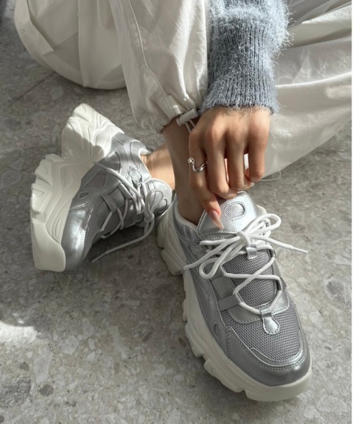 OLIVE des OLIVE(オリーブデオリーブ)の「厚底綿サテンリボンスニーカー 1041130020(スニーカー・レディース・ブラック/ホワイト/シルバー・SMALL/LARGE/MEDIUM)」の3枚目の写真