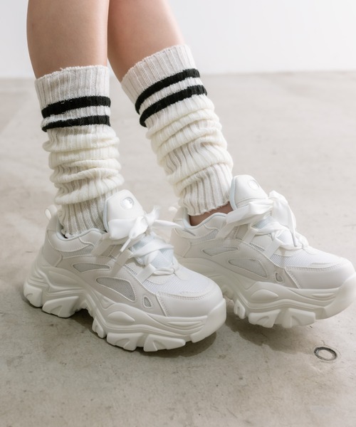 OLIVE des OLIVE(オリーブデオリーブ)の「厚底綿サテンリボンスニーカー 1041130020(スニーカー・レディース・ブラック/ホワイト/シルバー・SMALL/LARGE/MEDIUM)」の7枚目の写真