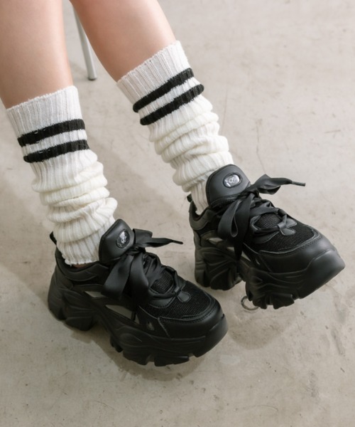 OLIVE des OLIVE(オリーブデオリーブ)の「厚底綿サテンリボンスニーカー 1041130020(スニーカー・レディース・ブラック/ホワイト/シルバー・SMALL/LARGE/MEDIUM)」の12枚目の写真