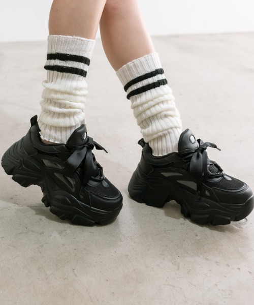 OLIVE des OLIVE(オリーブデオリーブ)の「厚底綿サテンリボンスニーカー 1041130020(スニーカー・レディース・ブラック/ホワイト/シルバー・SMALL/LARGE/MEDIUM)」の13枚目の写真