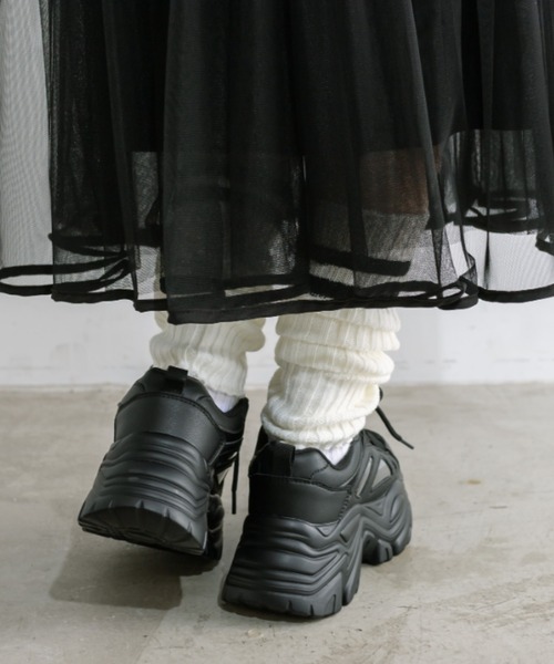 OLIVE des OLIVE(オリーブデオリーブ)の「厚底綿サテンリボンスニーカー 1041130020(スニーカー・レディース・ブラック/ホワイト/シルバー・SMALL/LARGE/MEDIUM)」の17枚目の写真