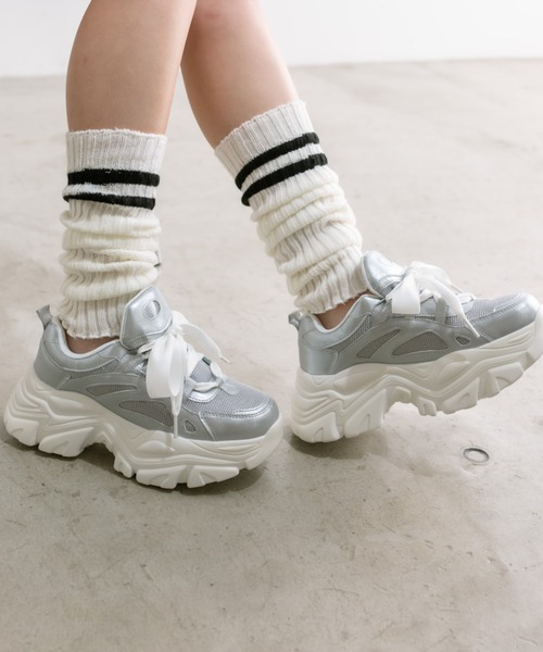 OLIVE des OLIVE(オリーブデオリーブ)の「厚底綿サテンリボンスニーカー 1041130020(スニーカー・レディース・ブラック/ホワイト/シルバー・SMALL/LARGE/MEDIUM)」の20枚目の写真