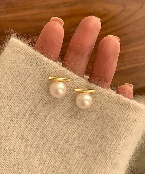 Lace Ladies(レースレディース)の「ソリッド パール メタリック バー ピアス(ピアス(両耳用)・レディース・ホワイト/グレー・FREE)」の4枚目の写真