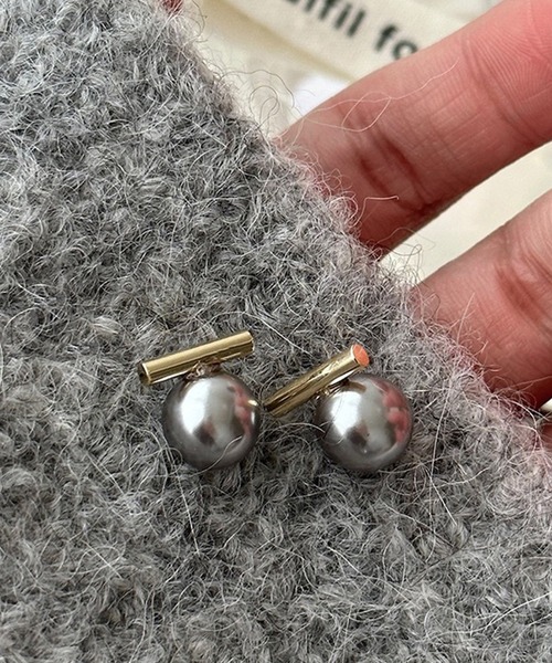 Lace Ladies(レースレディース)の「ソリッド パール メタリック バー ピアス(ピアス(両耳用)・レディース・ホワイト/グレー・FREE)」の3枚目の写真