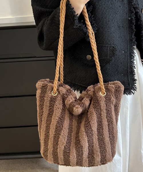STYLEBLOCK（スタイルブロック）の「ストライプ柄ファーショルダーバッグ（ショルダーバッグ・レディース・ブラウン系その他/ピンク/ブラック/ホワイト・FREE）」の3枚目の写真
