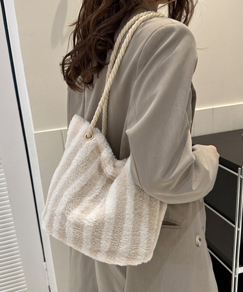 STYLEBLOCK（スタイルブロック）の「ストライプ柄ファーショルダーバッグ（ショルダーバッグ・レディース・ブラウン系その他/ピンク/ブラック/ホワイト・FREE）」の2枚目の写真