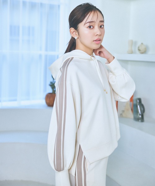 トップス miii mysty woman（ミスティウーマン）の「サイドラインパーカー 104406