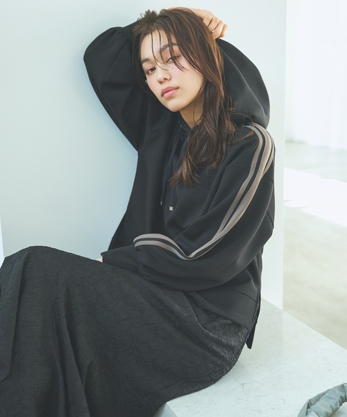 mysty woman(ミスティウーマン)の「サイドラインパーカー 104406(パーカー・レディース・ブラック/オフホワイト/ベージュ系その他・FREE)」の1枚目の写真