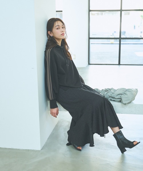 mysty woman(ミスティウーマン)の「サイドラインパーカー 104406(パーカー・レディース・ブラック/オフホワイト/ベージュ系その他・FREE)」の20枚目の写真