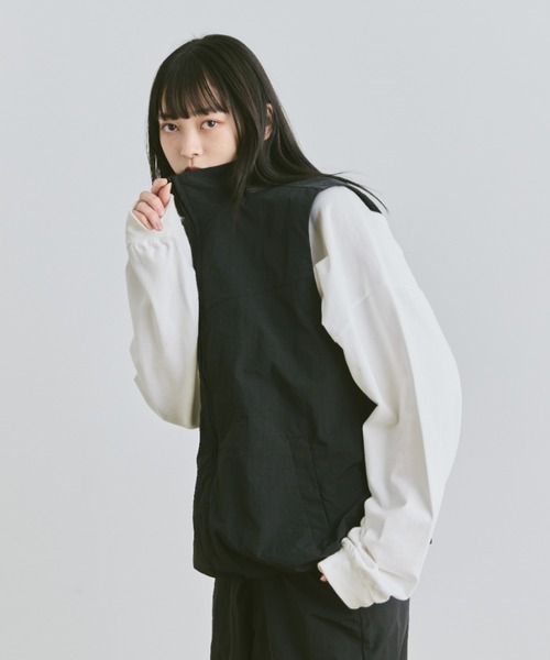 flaner(フラネ)の「Loose nylon zip vest / ルーズナイロンジップベスト(ベスト・レディース・ホワイト/ブラック/ネイビー・LARGE/MEDIUM)」の7枚目の写真