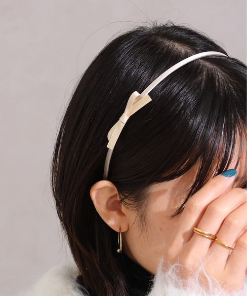 emesuelee(エメスーリー)の「リボンカチューシャ(カチューシャ・レディース・アイボリー/ブラック/ブラウン・フリー)」の2枚目の写真