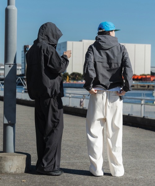 Adoon plain（アドーンプレーン）の「ナイロンアノラックパーカー（ブルゾン・メンズ・チャコールグレー/ブラック・MEDIUM/LARGE）」の6枚目の写真