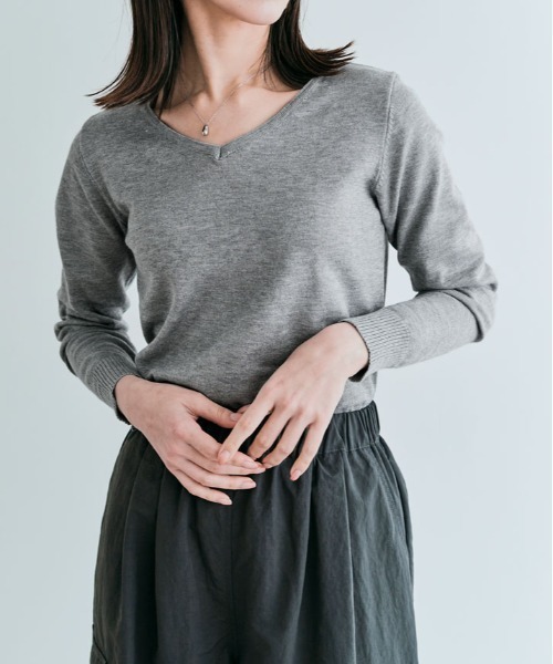 kirakiraShop(キラキラショップ)の「Vネック ハイゲージ ベーシック ニット トップス(ニット/セーター・レディース・レッド/ネイビー/ベージュ/杢グレー/アイボリー/ブラック/グリーン/レッド系/グリーン系1/グリーン系/ピンク系/ブルー系・FREE)」の3枚目の写真